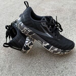 Brooks Revel 6 Womens Running Shoes black camo Size 7.5 great condition